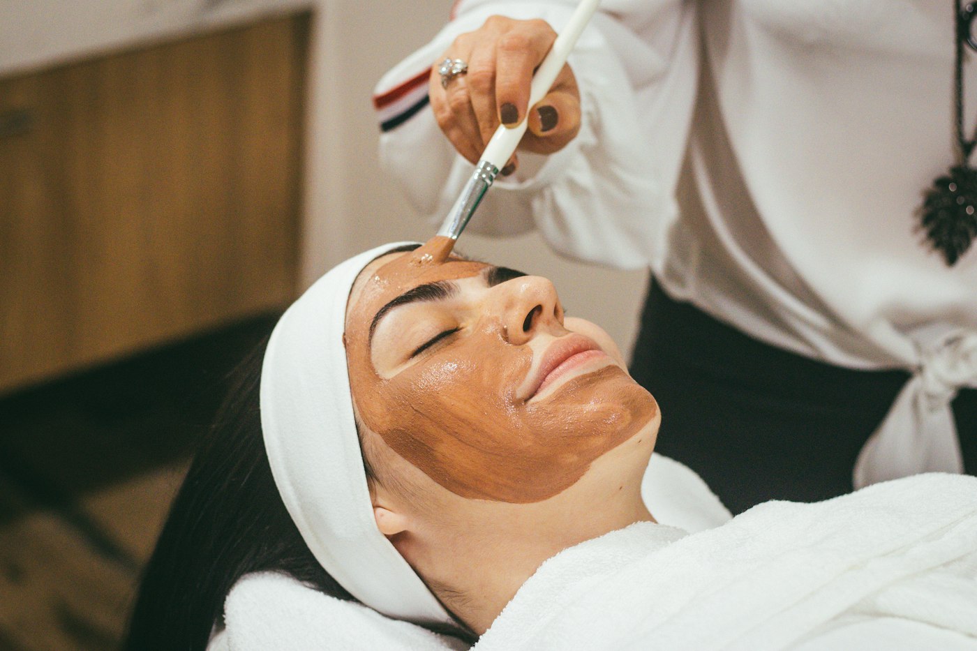 Calm facial treatment in a modern clinic